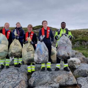 Karita Vågø Fjukstad (Fra venstre), Kristin Valø, Iver Moe Ramstad, Oliver Normann og Kabuya Museme rydder strandsone, skjær og holmer for plast og annet søppel i sommer.