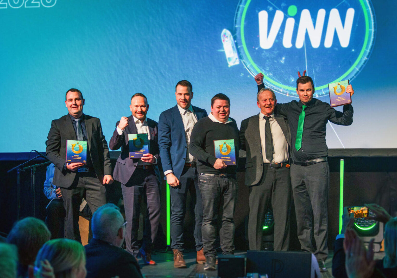 Lederne på henholdsvis Mulingen og Øksningen, Øyvind Nilsen og Stein-Tore Østensen (i midten) hadde på vegne av teamene i Sinkaberg æren av å motta VINN-prisen under Ewos nyttårskonferanse i Tromsø. Foto: Cargill/Ewos