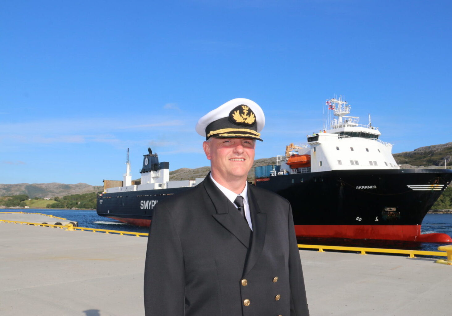 Havnedirektør Asle Andersen ønsket MV Akranes velkommen til sitt første anløp på Kråkøya.