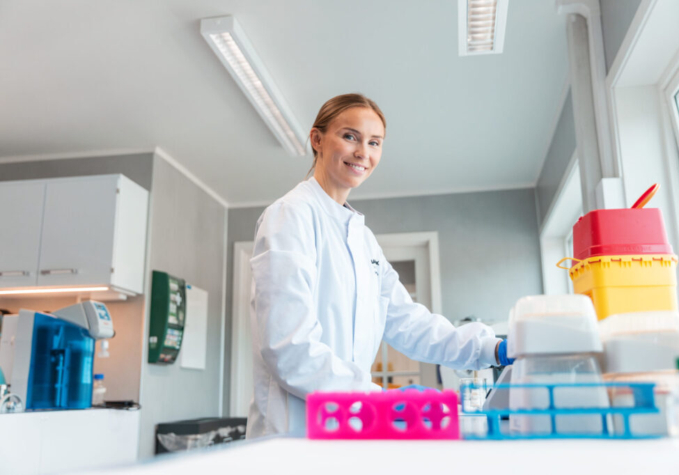 Traineeordningen hjalp meg med å se hvilke muligheter som fantes. Jeg fikk mye gratis i form av nettverk og innsikt, forteller Synne Svensson i SalMax. Foto: LYKT