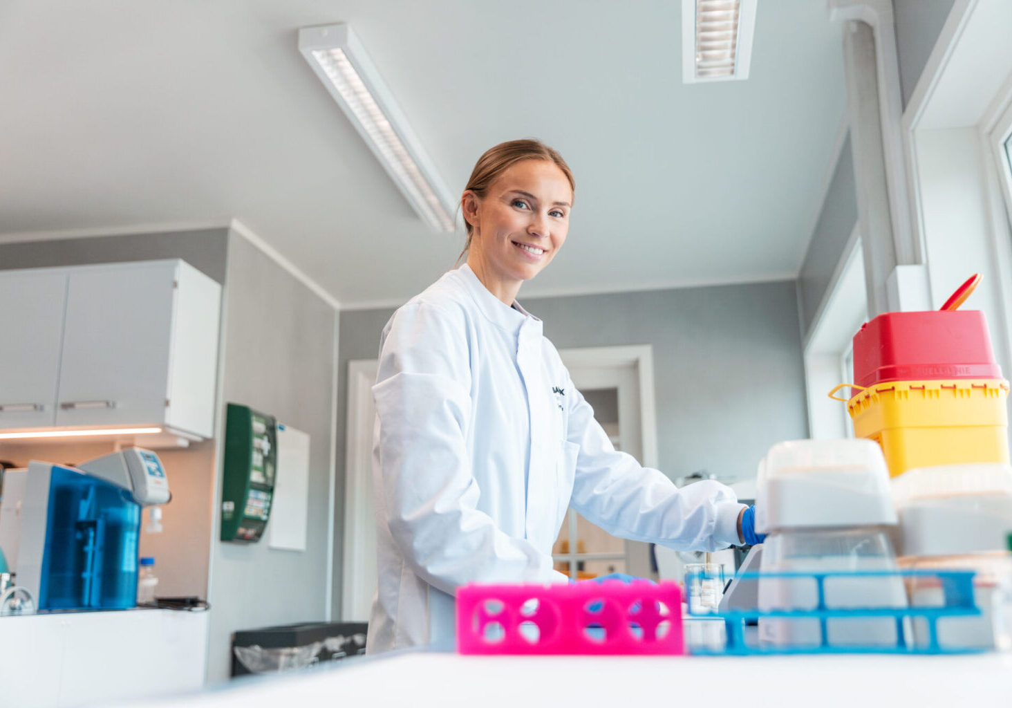 Traineeordningen hjalp meg med å se hvilke muligheter som fantes. Jeg fikk mye gratis i form av nettverk og innsikt, forteller Synne Svensson i SalMax. Foto: LYKT