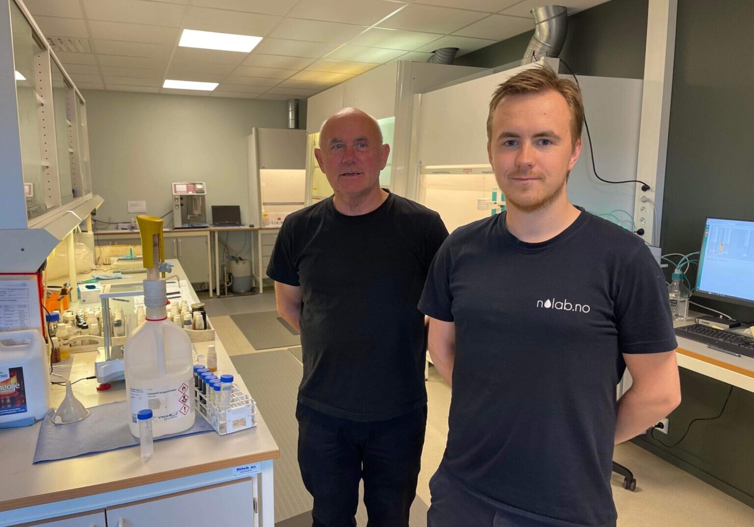 Helge og Martin Ingebrigtsvold i Norsk Oljelaboratorium AS betjener kunder fra hele verden fra sin lab på Rørvik. 