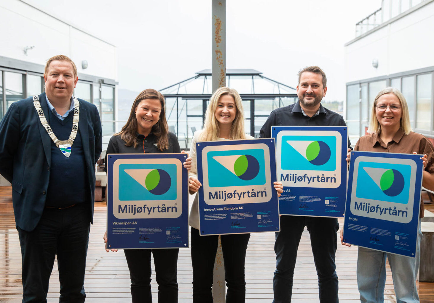 Ordfører Amund Hellesø ga ut miljøfyrtårn-beviset til Vigdis Norheim, Viknaslipen, Ragnhild Andersen, InnovArena, Terje Sæternes, Moveo og Turid Finne, PKOM. Foto: LYKT foto og film