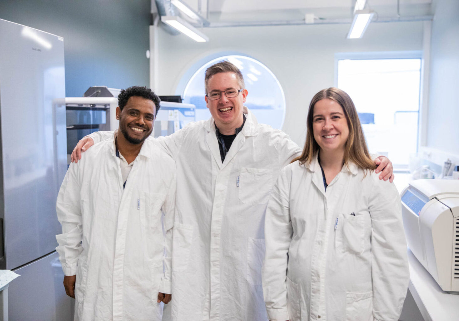 pharmaq 5 år Feiring på labben. Fra venstre: Endawoke Hailu, Kjetil Thorstensen og Christel Rønning. Foto: LYKT film og foto
