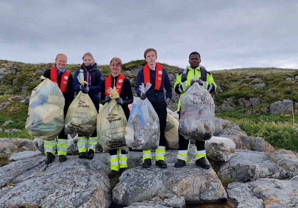 Karita Vågø Fjukstad (Fra venstre), Kristin Valø, Iver Moe Ramstad, Oliver Normann og Kabuya Museme rydder strandsone, skjær og holmer for plast og annet søppel i sommer.