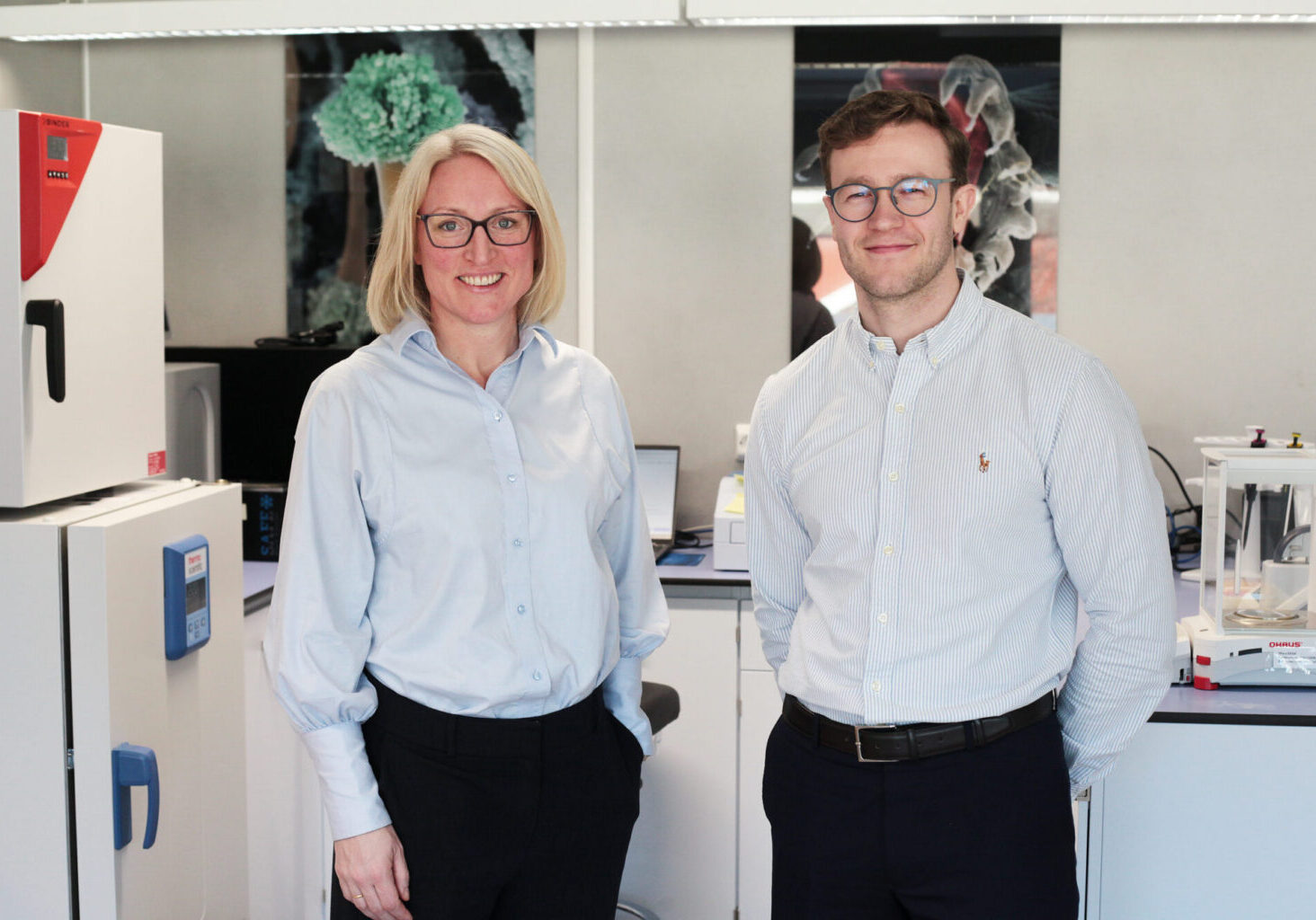 Vi er kompromissløse på kvalitet, men valget blir enkelt når vi finner både høy kvalitet og konkurransedyktige priser i Norge, sier Jakob Mo i SalMax Research, her sammen med Tonje Steigedal, Lybe® Scientific.