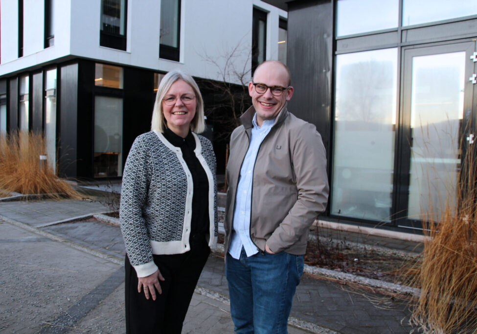 Næringslivet må tørre å ta mer plass, fortelle om verdiskapningen de skaper og løfte fram viktige saker. Dette skaper både lokal stolthet og bidrar til mer forutsigbare rammebetingelser. Dette skal vi i PKOM bidra til, sier Peder Ingvaldsen, her sammen med Turid Finne.